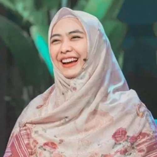 Ustadzah Oki Setiana Dewi